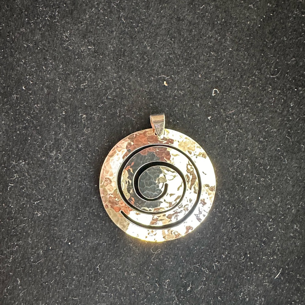 Sterling silver swirl medallion pendant - Picture 3 of 4